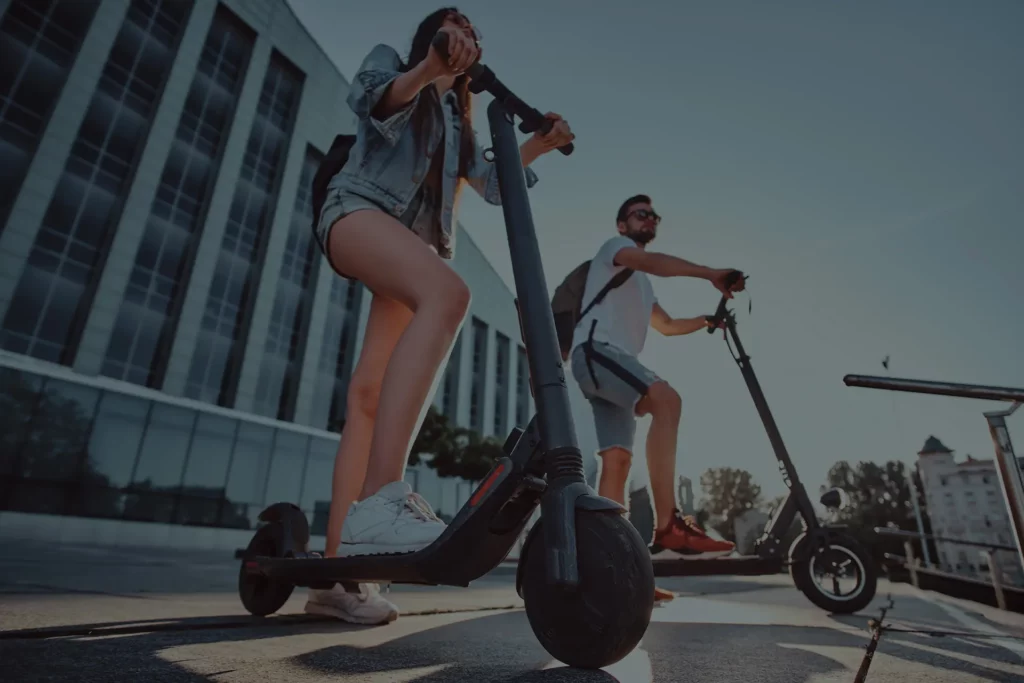 couple utilisant une trottinette électrique en centre ville de Strasbourg location trottinette