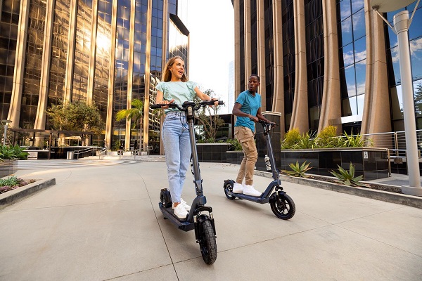personnes roulant en trottinette électrique dans le centre de Strasbourg sur piste cyclable urbaine